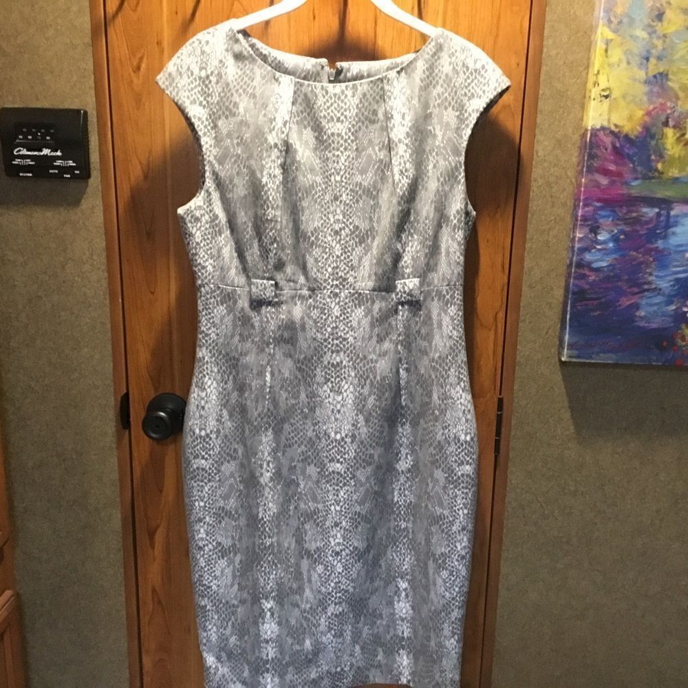 NWOT. Calvin Klein Women’s Size 6 Grey & White Snake Print Dress.